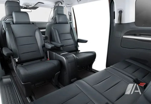 Komfortowe fotele trzeciego rzędu w luksusowym minivanie 7-osobowym Proace Verso VIP