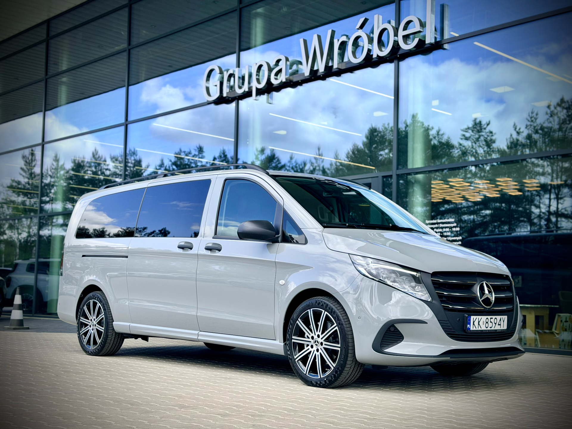 Mercedes V-Class z kierowcą podczas realizacji luksusowego transferu VIP w Krakowie