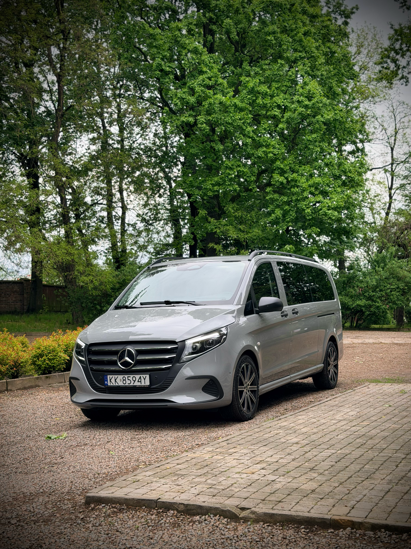 Mercedes Vito Tourer Premium – komfortowy van z kierowcą do transferów lotniskowych i biznesowych w Małopolsce